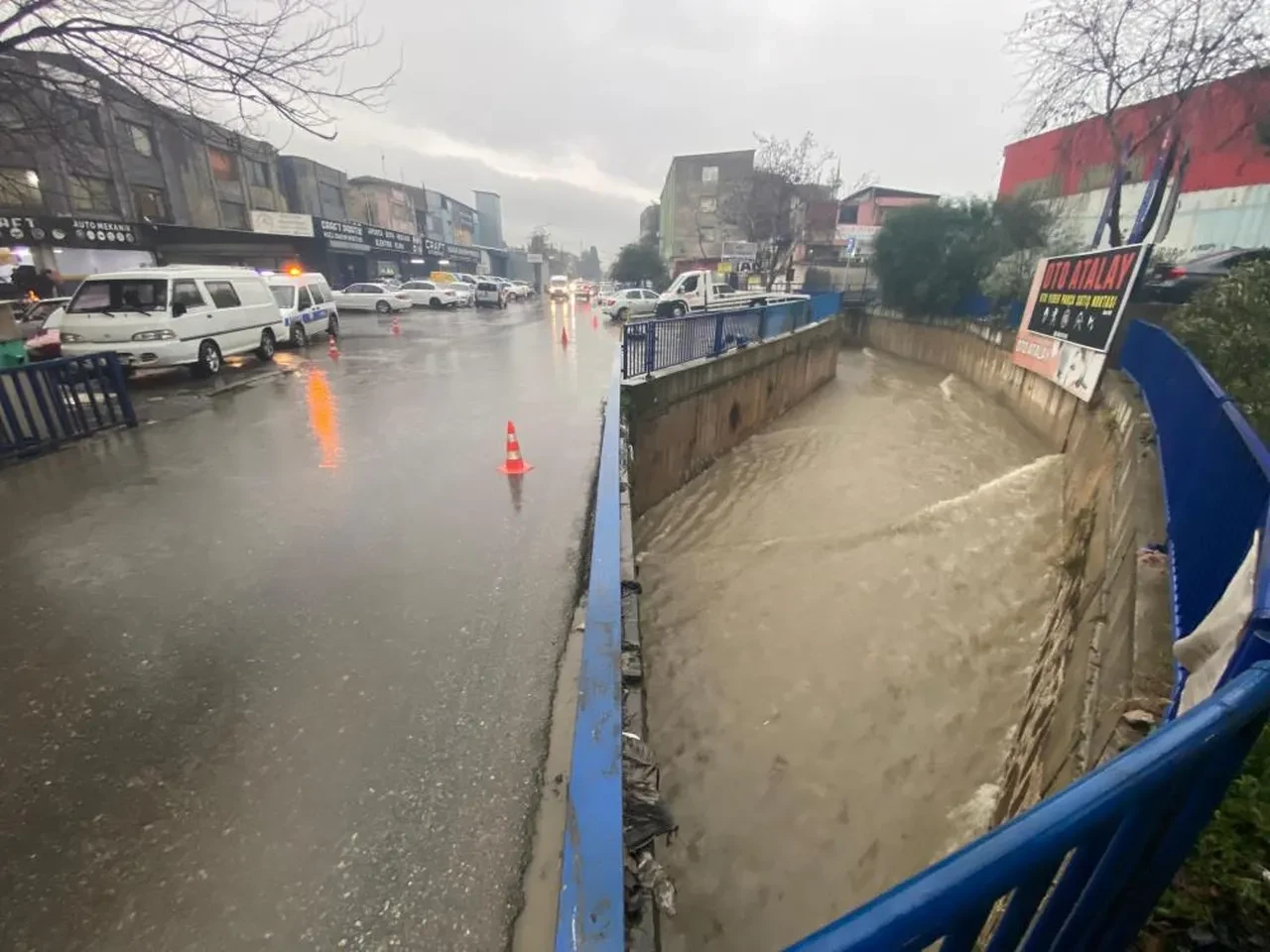 İzmir sağanağa teslim oldu! Cadde ve sokaklar göle döndü