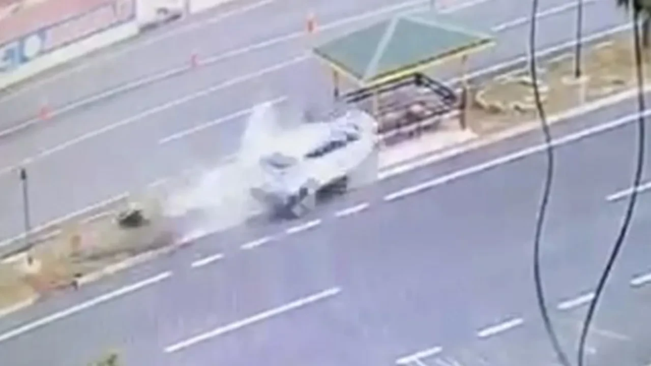 Kontrolden çıkan otomobil jandarma bekleme noktasına çarptı