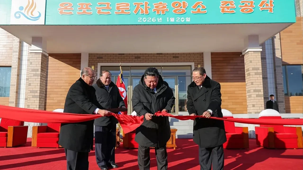 Kuzey Kore lideri Kim Jong-un'u görenler esas duruşa geçti! Kaplıca ziyaretinden paylaşılan görüntüler büyük ses getirdi