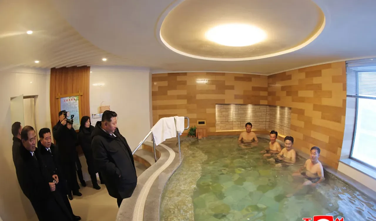 Kuzey Kore lideri Kim Jong-un'u görenler esas duruşa geçti! Kaplıca ziyaretinden paylaşılan görüntüler büyük ses getirdi