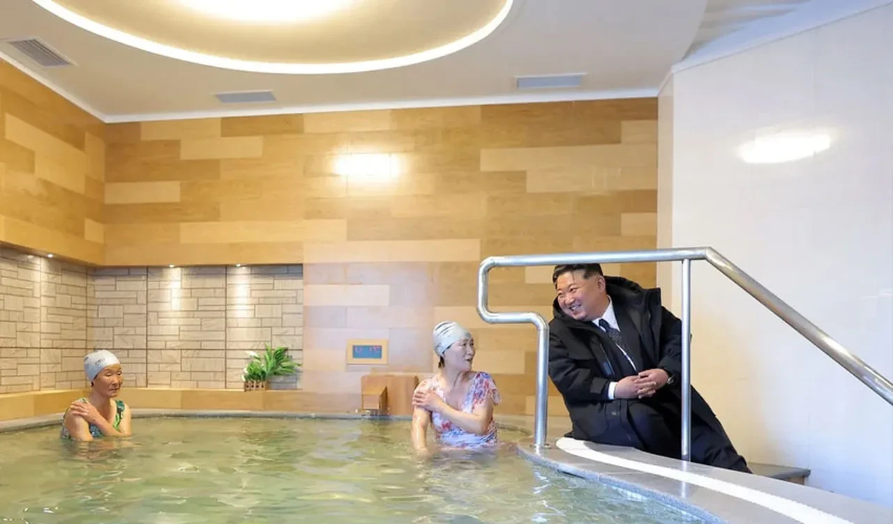 Kuzey Kore lideri Kim Jong-un'u görenler esas duruşa geçti! Kaplıca ziyaretinden paylaşılan görüntüler büyük ses getirdi