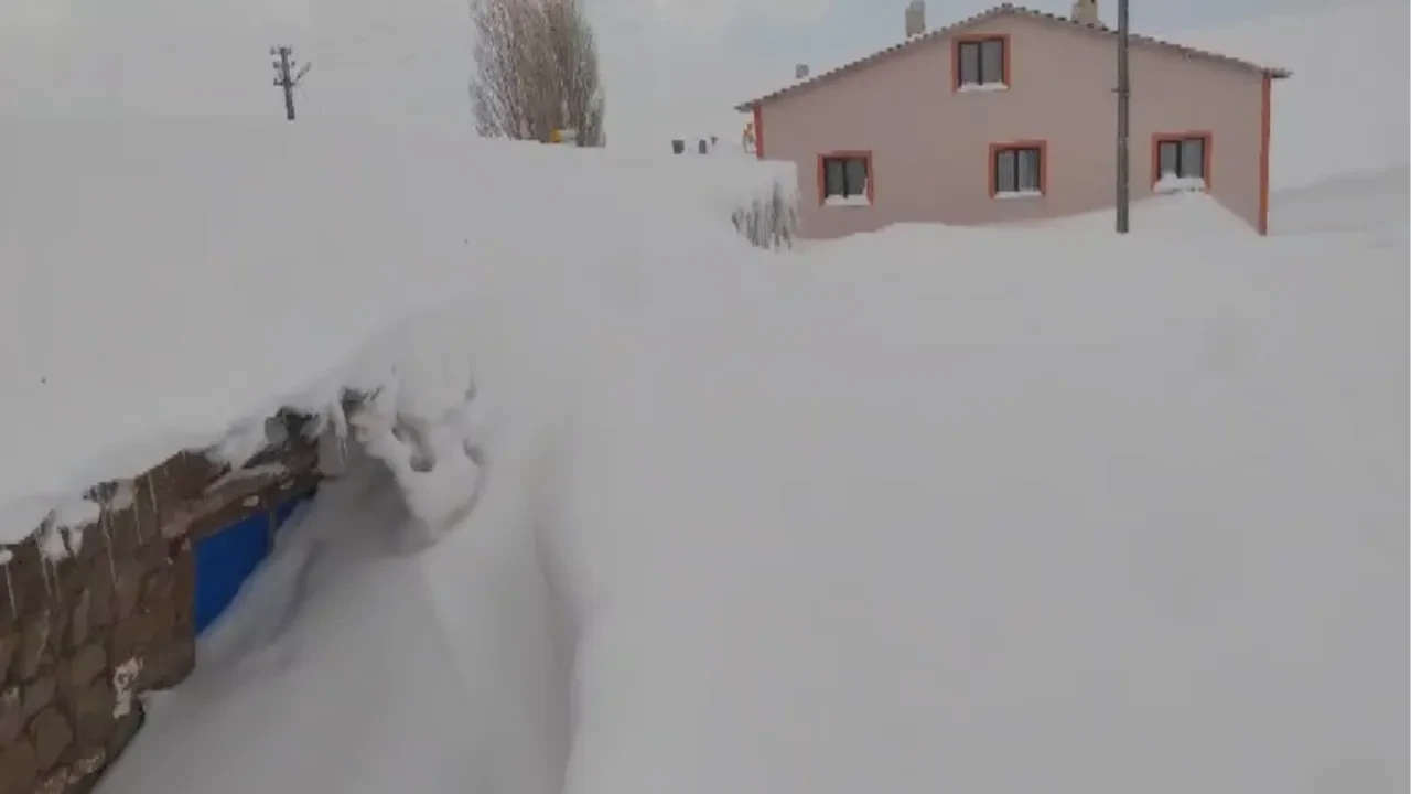 Ne Kamçatka, ne Alaska! Bir ilimizde bina boyu kar yağdı: Tünel kazarak yürüyorlar 