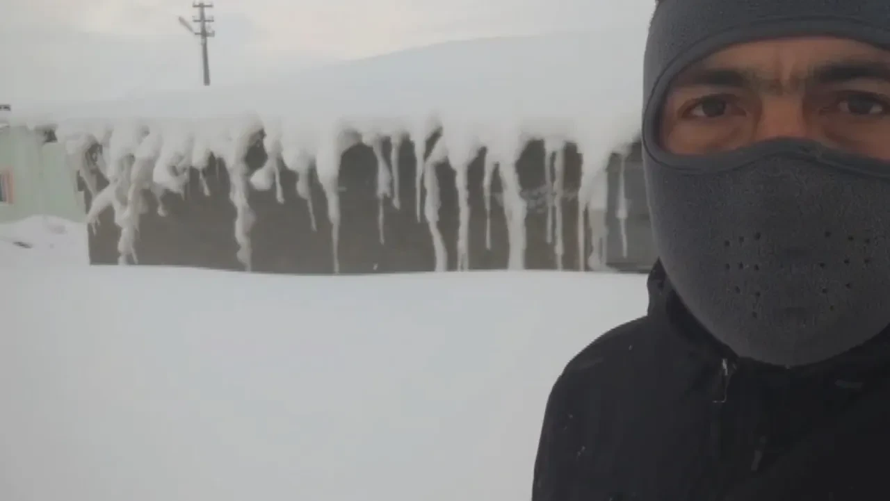 Ne Kamçatka, ne Alaska! Bir ilimizde bina boyu kar yağdı: Tünel kazarak yürüyorlar