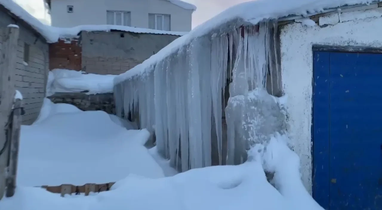 Ne Kamçatka, ne Alaska! Bir ilimizde bina boyu kar yağdı: Tünel kazarak yürüyorlar