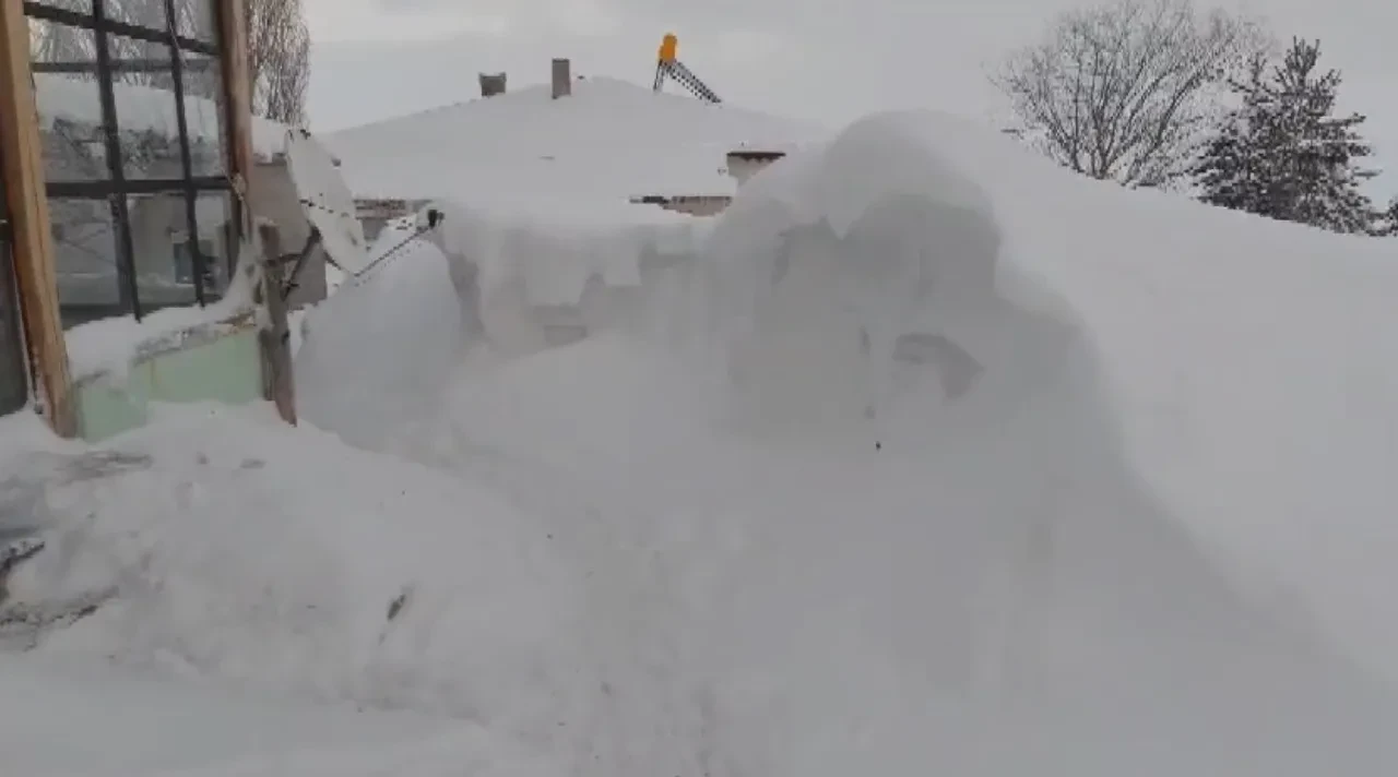 Ne Kamçatka, ne Alaska! Bir ilimizde bina boyu kar yağdı: Tünel kazarak yürüyorlar