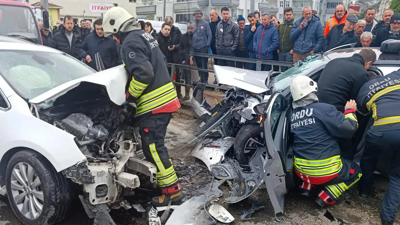 Ordu'da otomobiller kafa kafaya çarpıştı! Çok sayıda yaralı var
