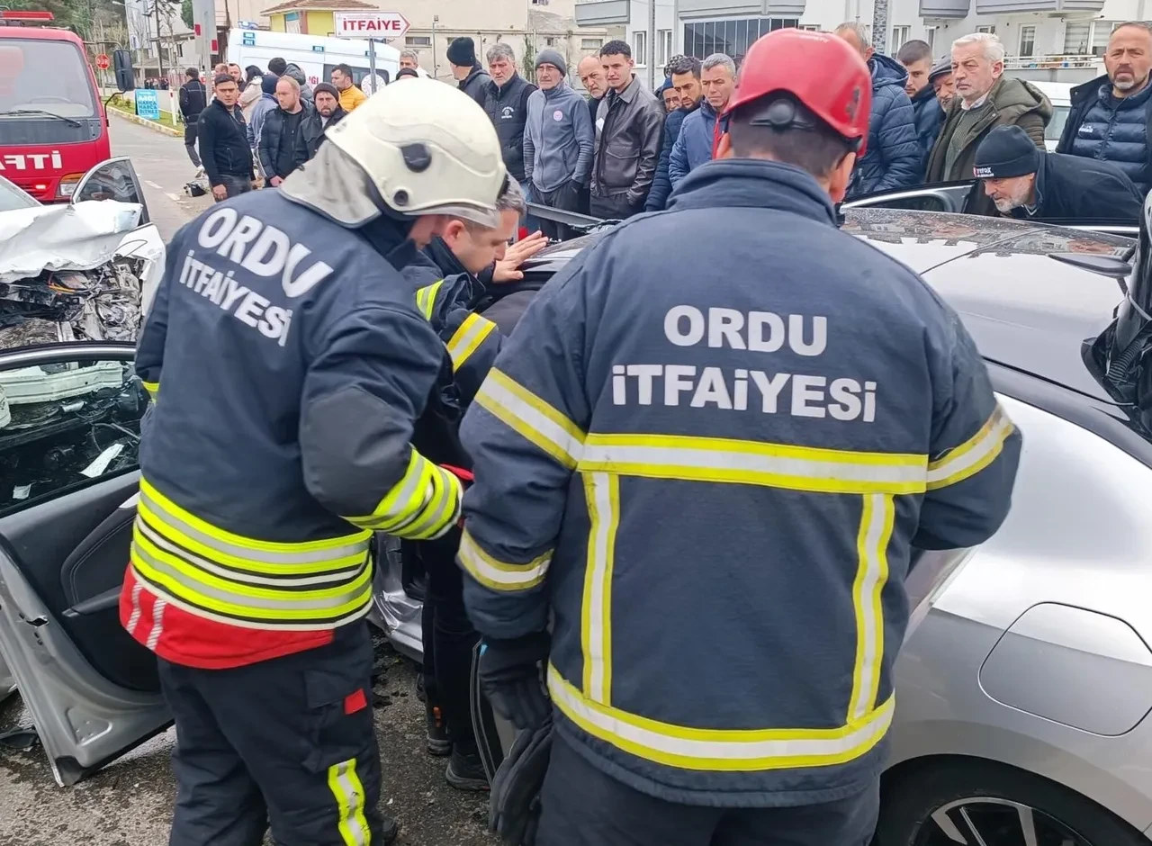 Ordu'da otomobiller kafa kafaya çarpıştı! Çok sayıda yaralı var