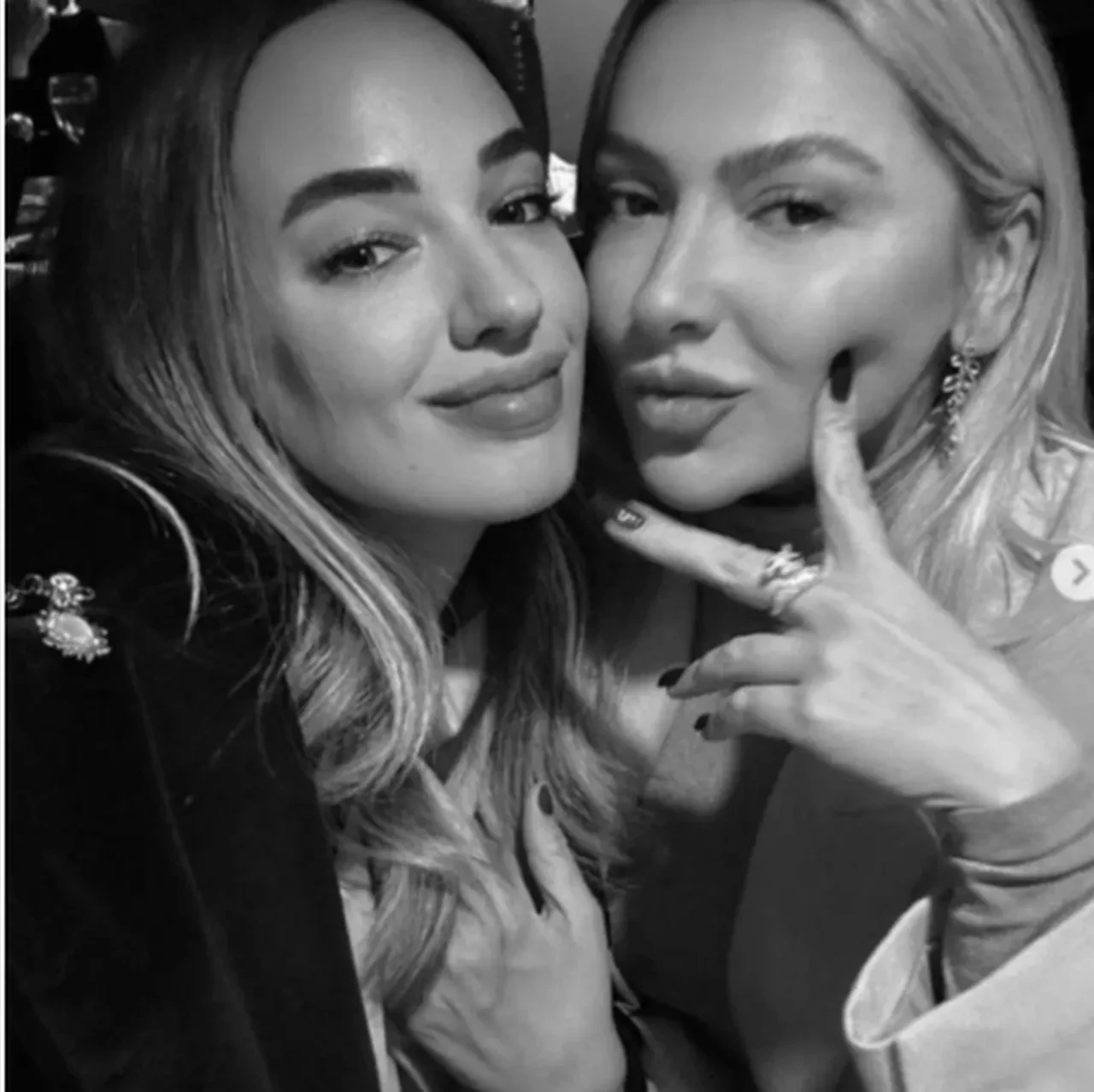 Seda Bakan Arif V 216'daki rol arkadaşı Ozan Güven'i takipten çıktı 