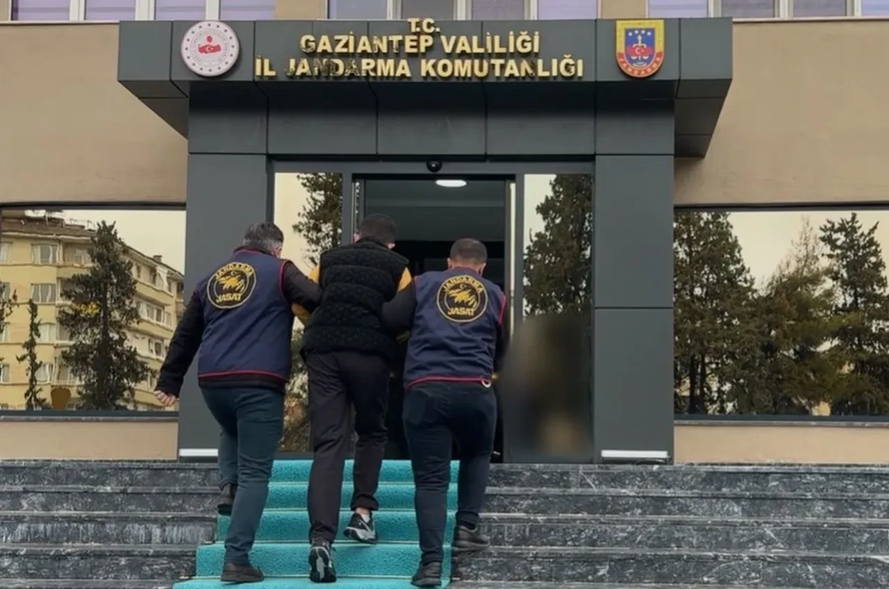 Silahlı yağma suçundan aranıyordu! Mutfak dolabında saklanırken yakalandı