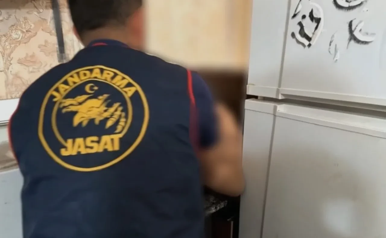 Silahlı yağma suçundan aranıyordu! Mutfak dolabında saklanırken yakalandı