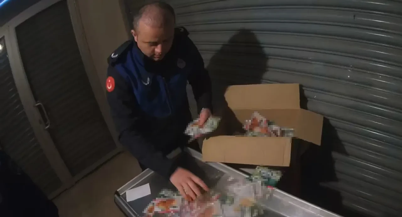 Tavuk parçalama tesisine suçüstü! Görüntüler mide bulandırdı 