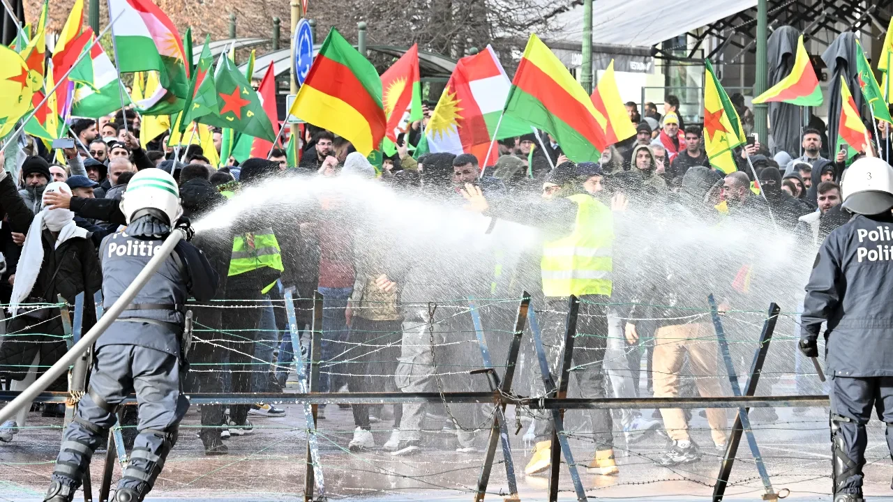 Terör sempatizanlarını Belçika'yı birbirine kattı! Paçavraları taşıyanlara sert müdahale