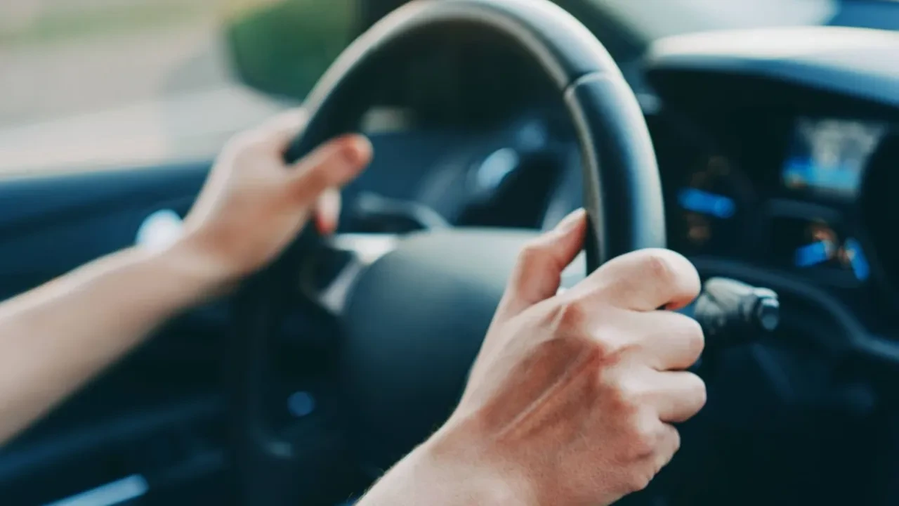 Yılların şoförleri bile yanlış biliyor: Aracı sessizce çürüten 5 alışkanlık! Yarardan çok zararı var