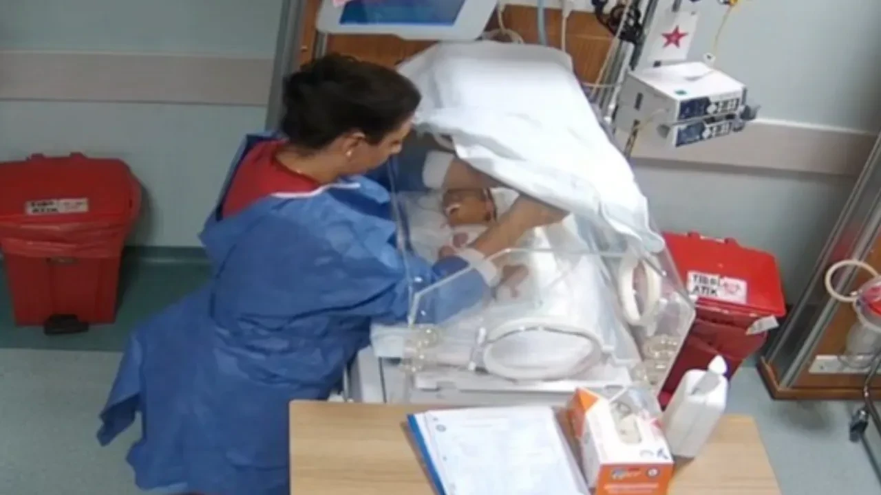 5 günlük bebeğe acımasız şiddet olayında yeni gelişme! Hemşire hakkında tutuklama kararı verildi