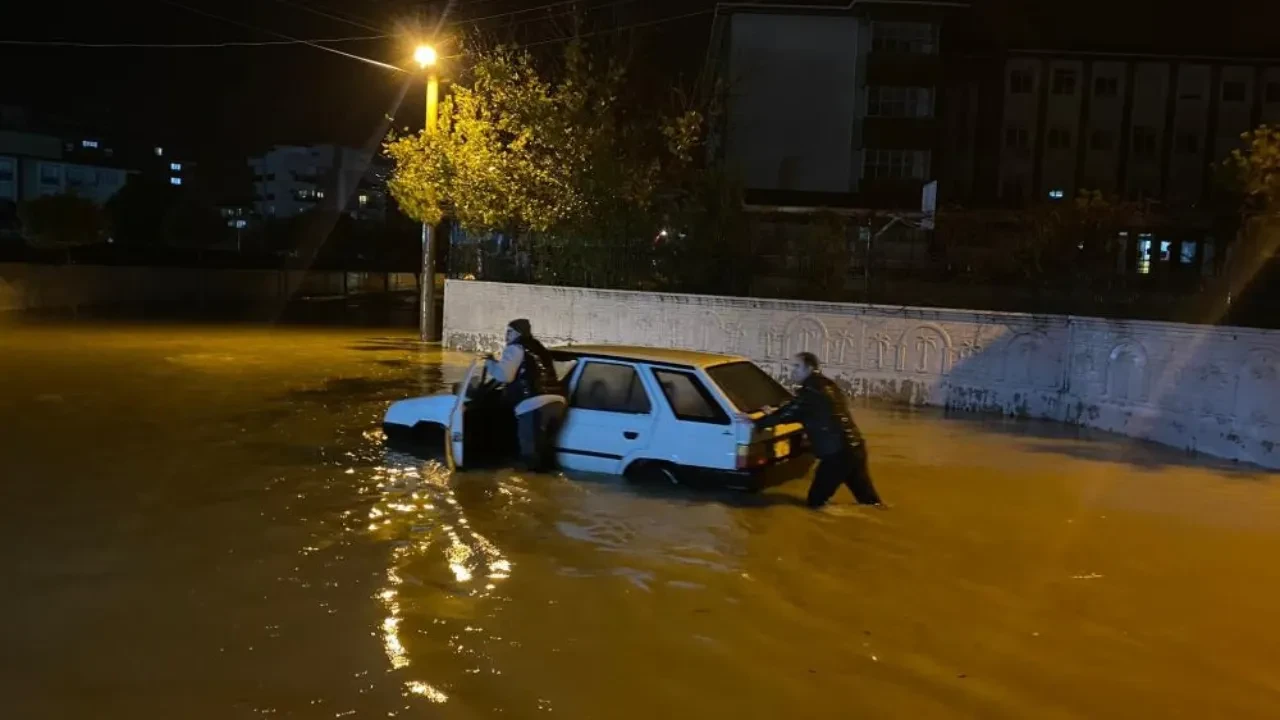Antalya'da Serik göle döndü! Rögarlar taştı, iş yerlerini su bastı, araçlar yollarda mahsur kaldı