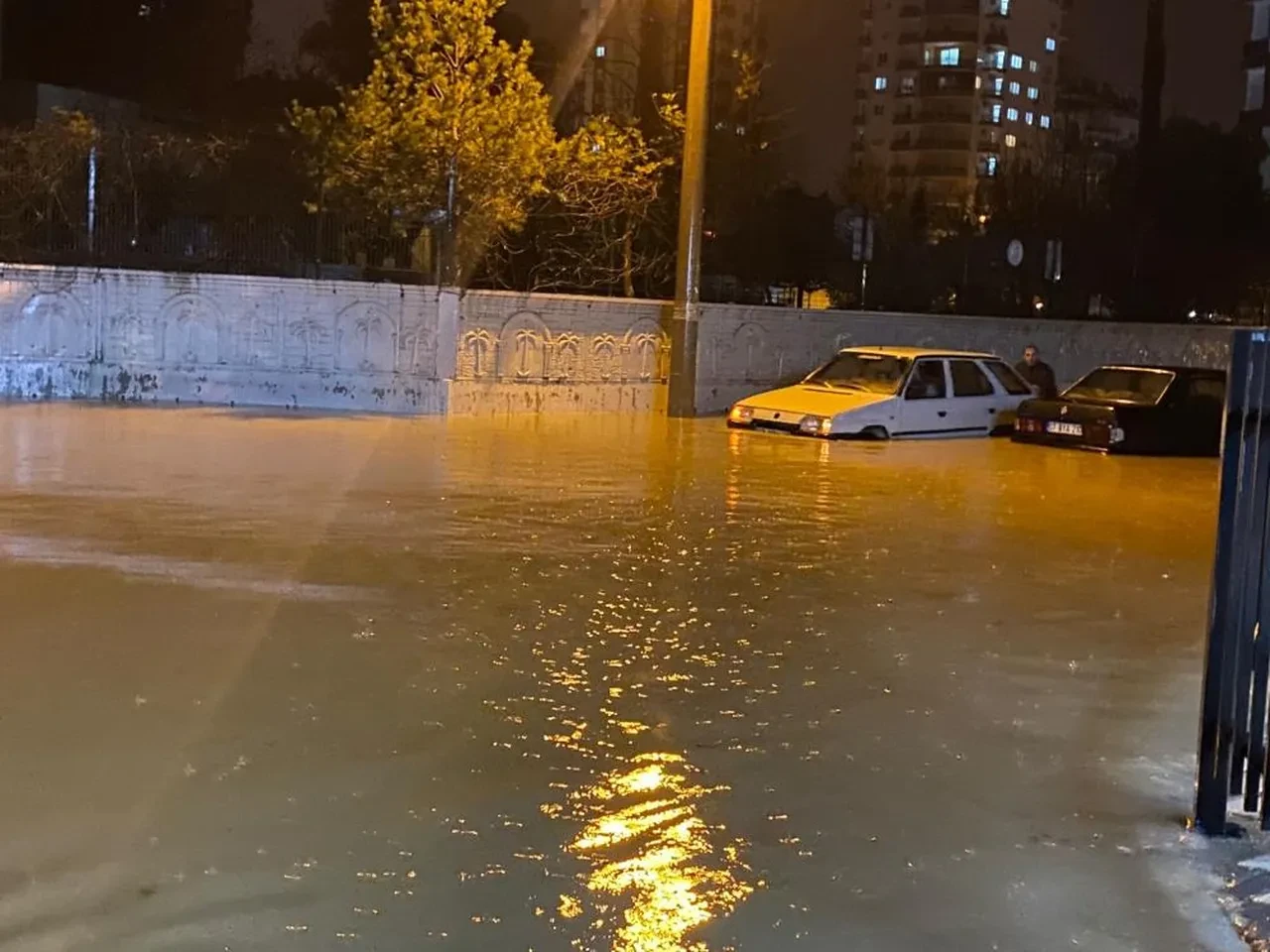 Antalya'da Serik göle döndü! Rögarlar taştı, iş yerlerini su bastı, araçlar yollarda mahsur kaldı