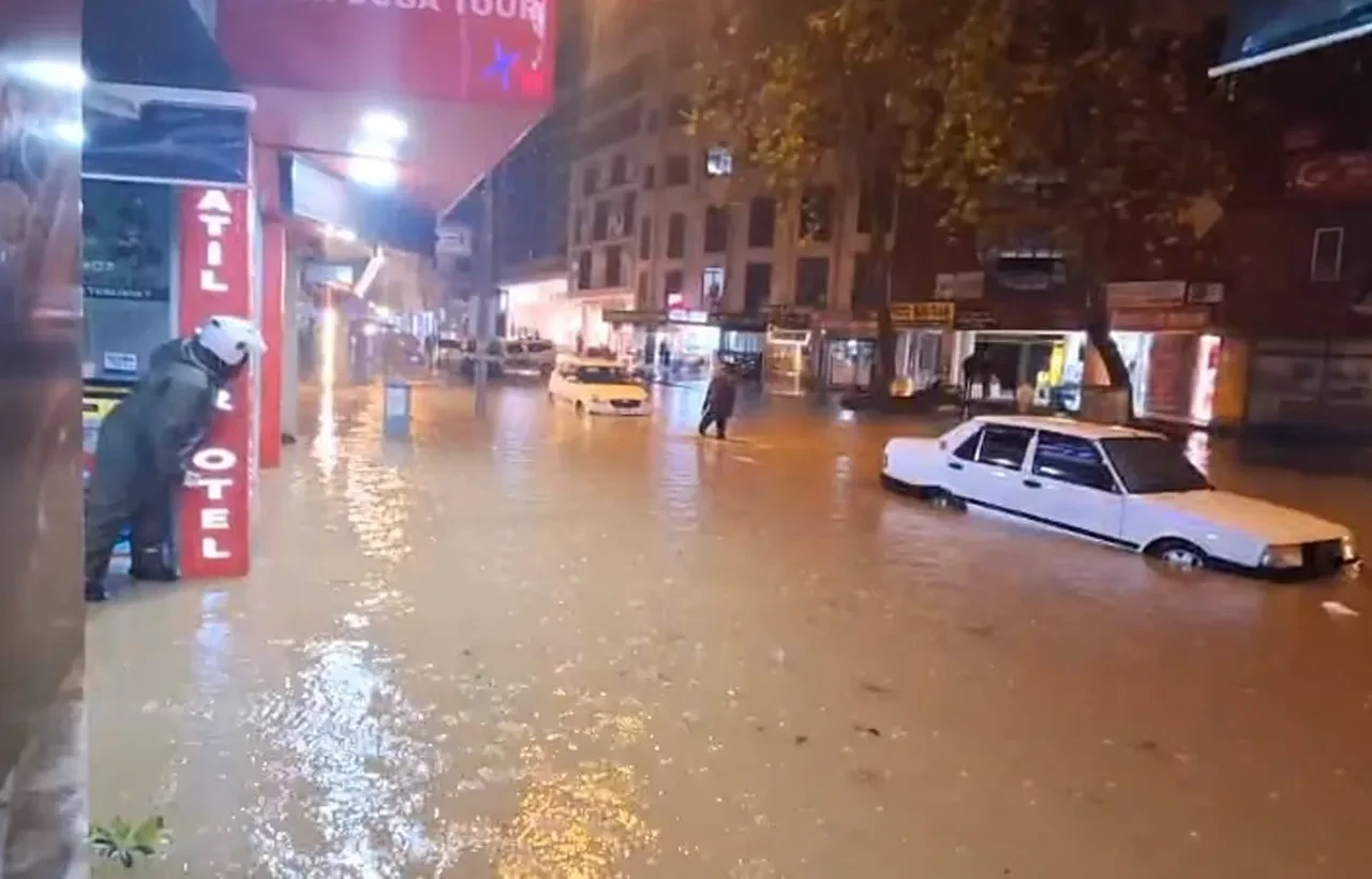 Antalya'da Serik göle döndü! Rögarlar taştı, iş yerlerini su bastı, araçlar yollarda mahsur kaldı