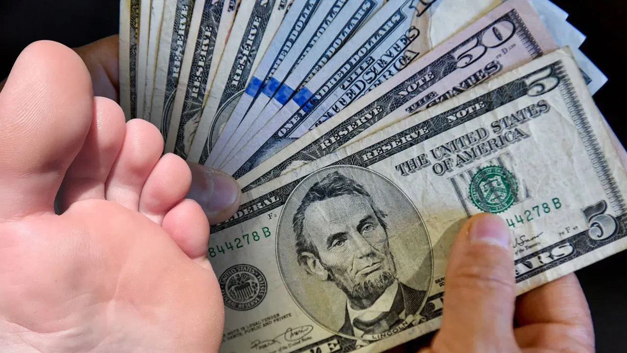 Ayak ve kokmuş çoraplarıyla zengin oldu: 1 haftada kazandığı para dudak uçuklattı