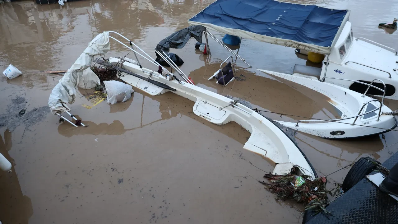 Aydın'ı sağanak vurdu! Tekneler tek tek battı: O anlar kamerada 
