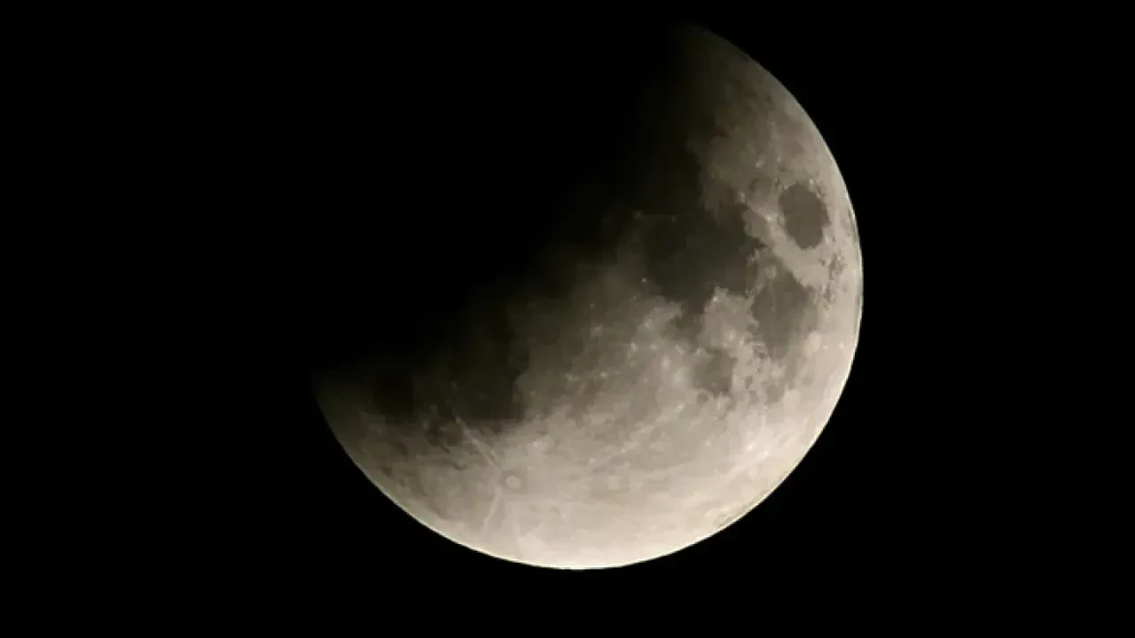 Ay'ın karanlık yüzünde tespit edildi! Bilim insanları şaşkın: Hiç beklenmedik bir madde