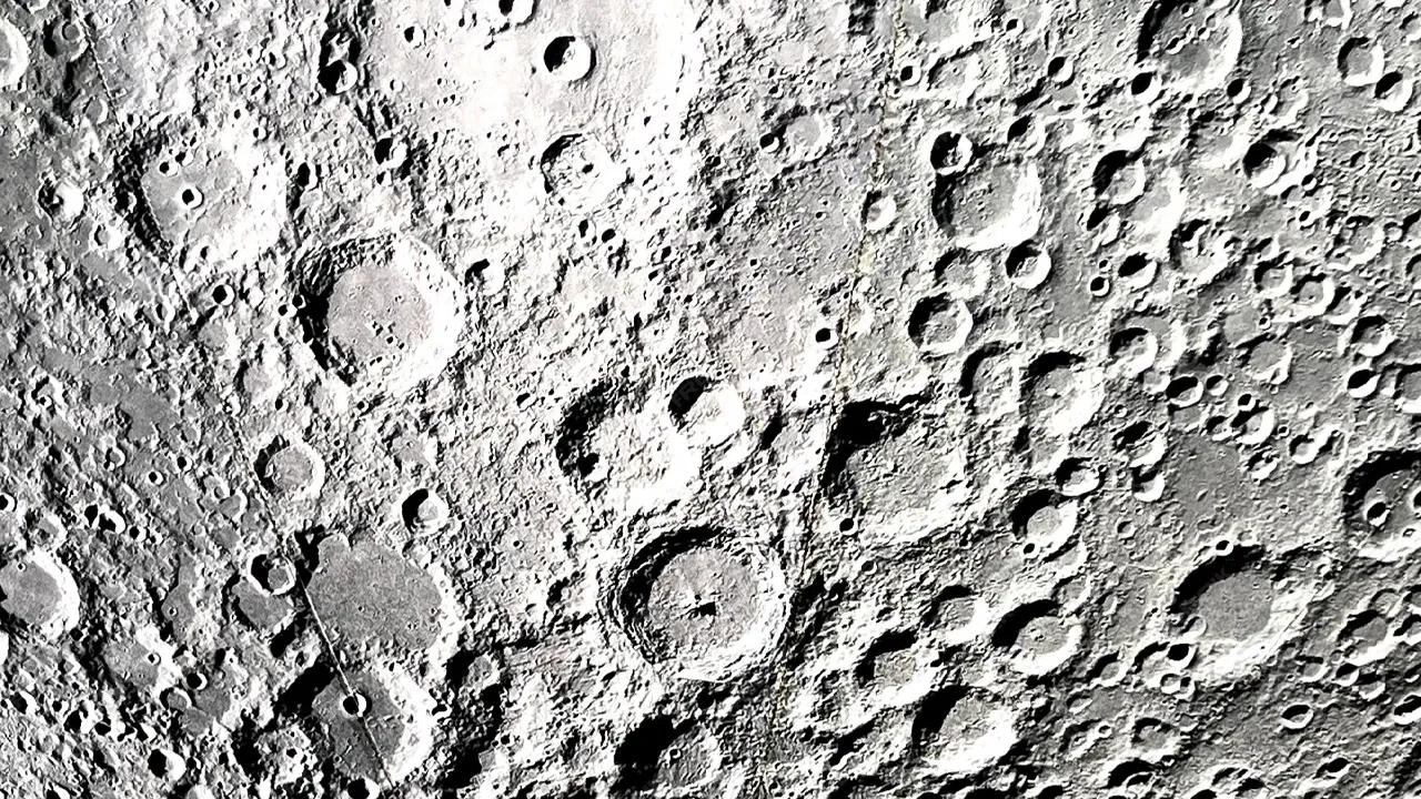 Ay'ın karanlık yüzünde tespit edildi! Bilim insanları şaşkın: Hiç beklenmedik bir madde