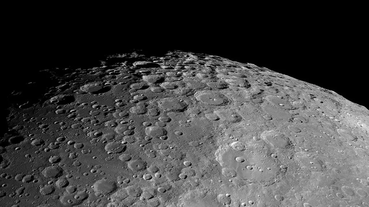 Ay'ın karanlık yüzünde tespit edildi! Bilim insanları şaşkın: Hiç beklenmedik bir madde