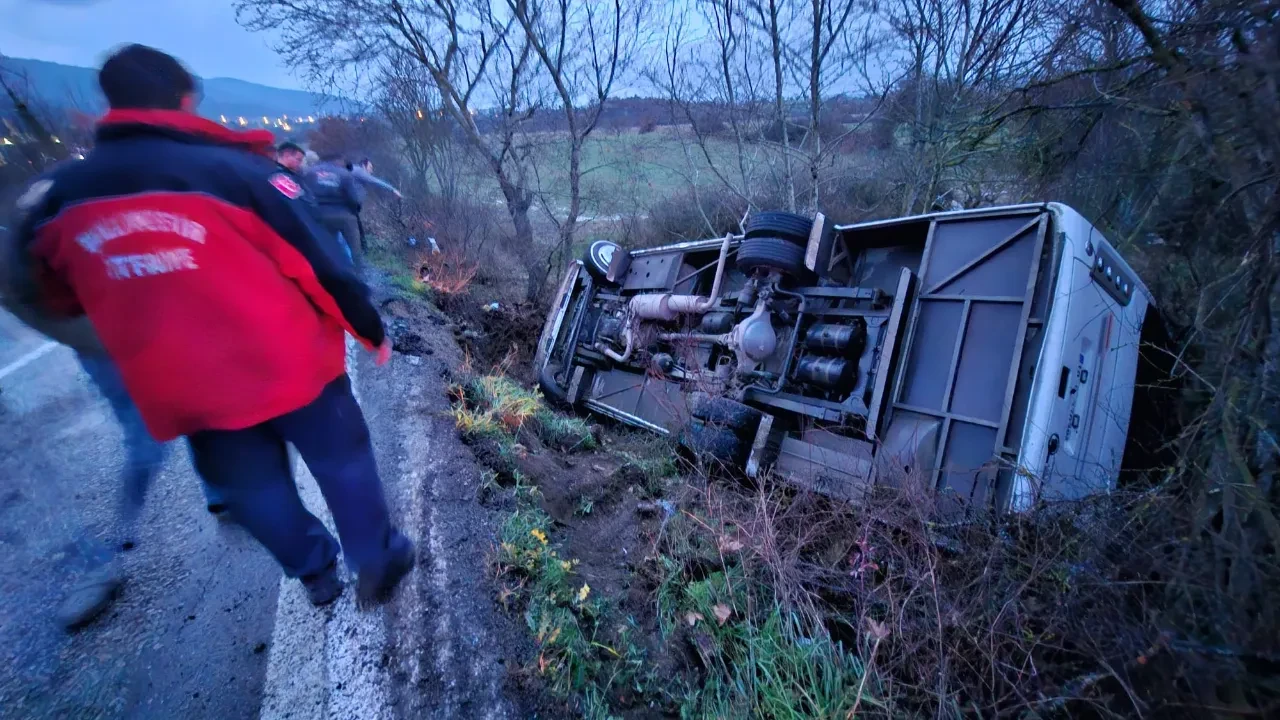 Balıkesir'de işçi servisi devrildi: Çok sayıda yaralı var