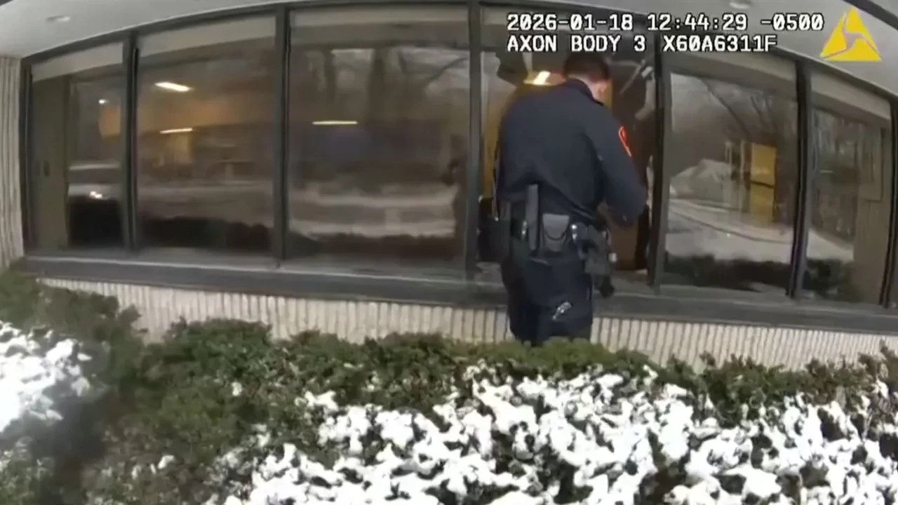 Banka alarmına koşan polisler beklenmedik bir davetsiz misafirle karşılaştı 