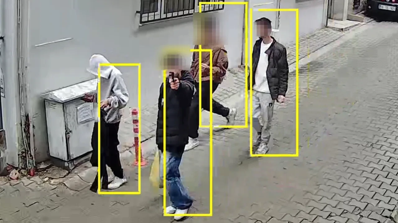 Çocuklar ellerindeki silahla korku saçtı! Gerçek daha sonra ortaya çıktı