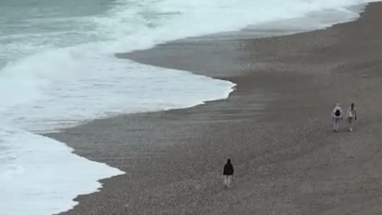 Dünyaca ünlü sahili dalgalar dövdü! Manzara tutkunları telefona sarıldı