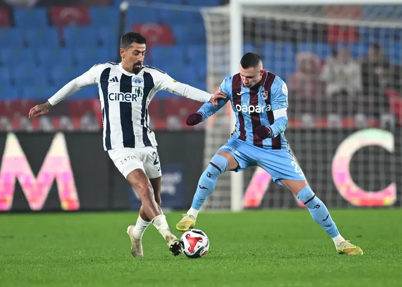 Emre Belözoğlu'ndan Galatasaray isyanı: "Lucas Torreira'ya kırmızı kart vermiyorlar!"