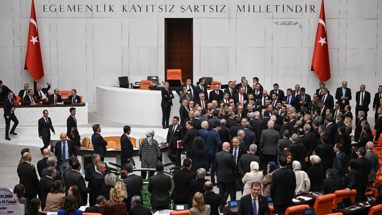 En düşük emekli maaşı düzenlemesi yasalaştı! Meclis'te gergin anlar yaşandı