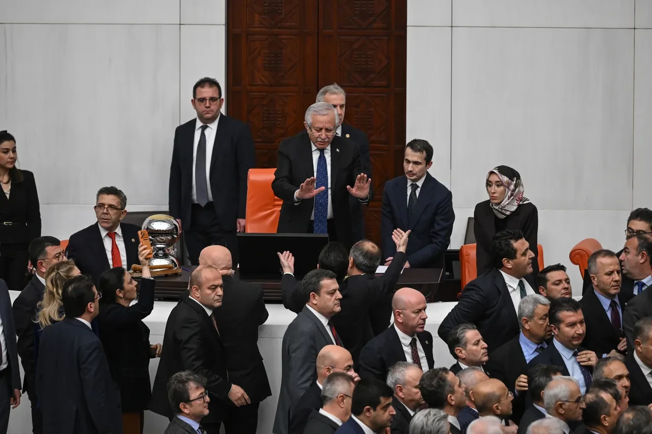 Meclis'te gergin oturum: En düşük emekli maaşı düzenlemesi yasalaştı