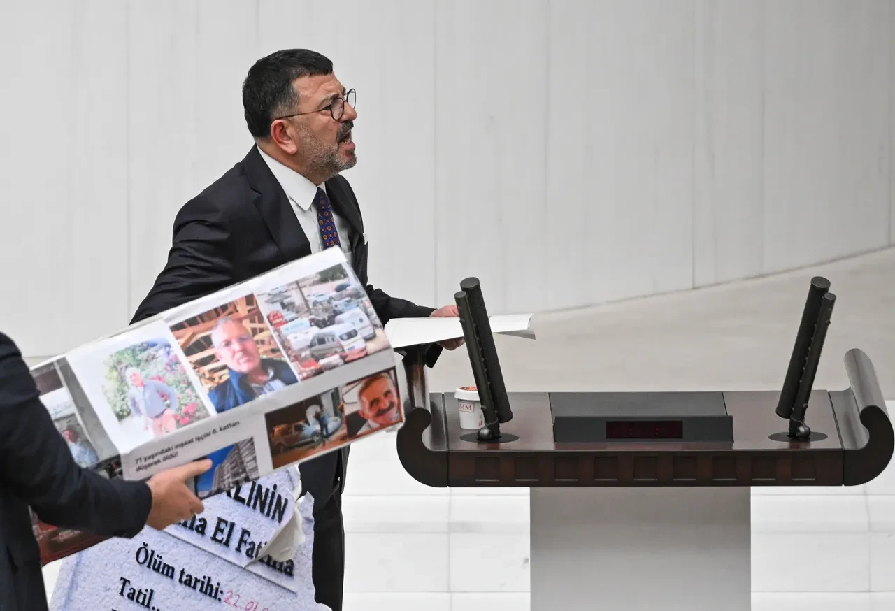 Meclis'te gergin oturum: En düşük emekli maaşı düzenlemesi yasalaştı