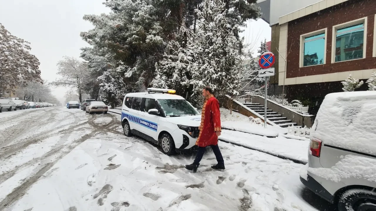 Gaziantep'te kar yağışı aşka engel olamadı: Gelin ve damat nikah salonuna gidemeyince nikah memuru eve geldi!