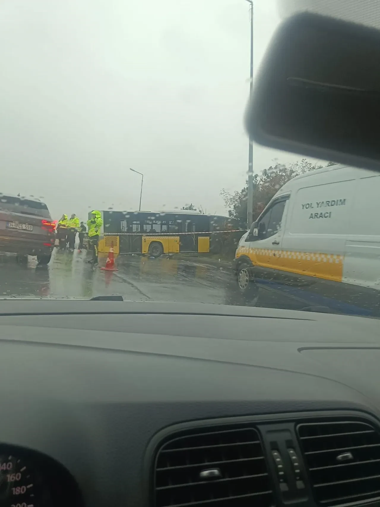 İçinde yolcu bulunan İETT otobüsü ormanlık alana uçtu! Faciadan dönüldü