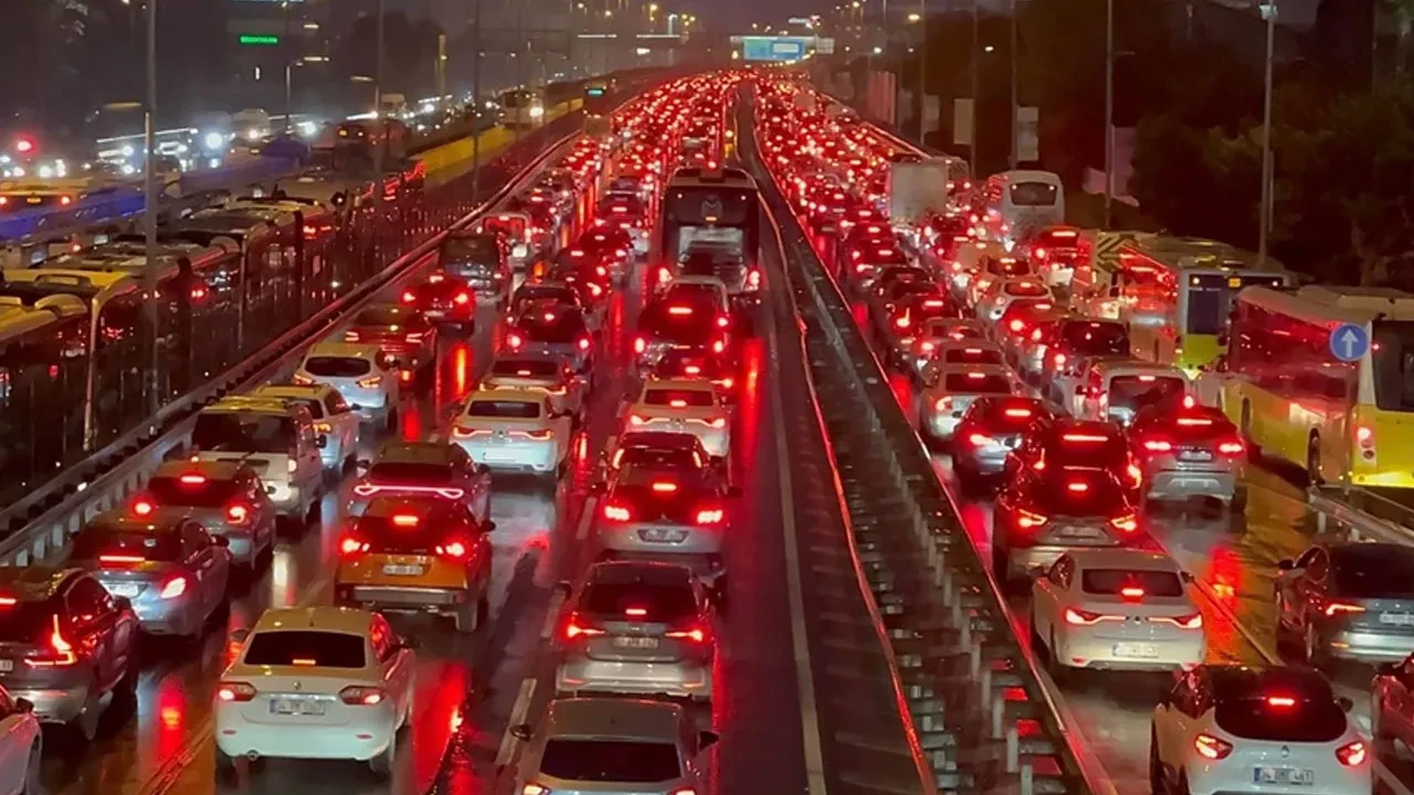 İstanbul’da yollar kilit! Yağış ve mesai bitimi ulaşımı durdurdu