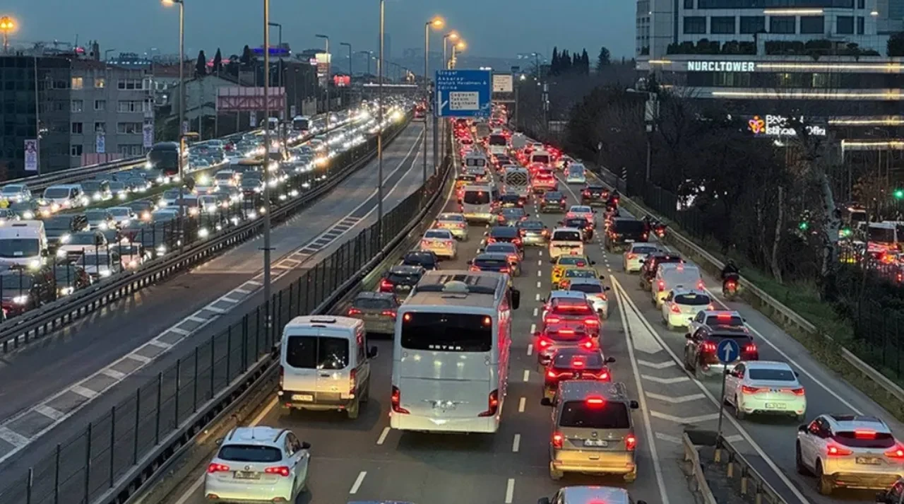 İstanbul’da yollar kilit! Yağış ve mesai bitimi ulaşımı durdurdu