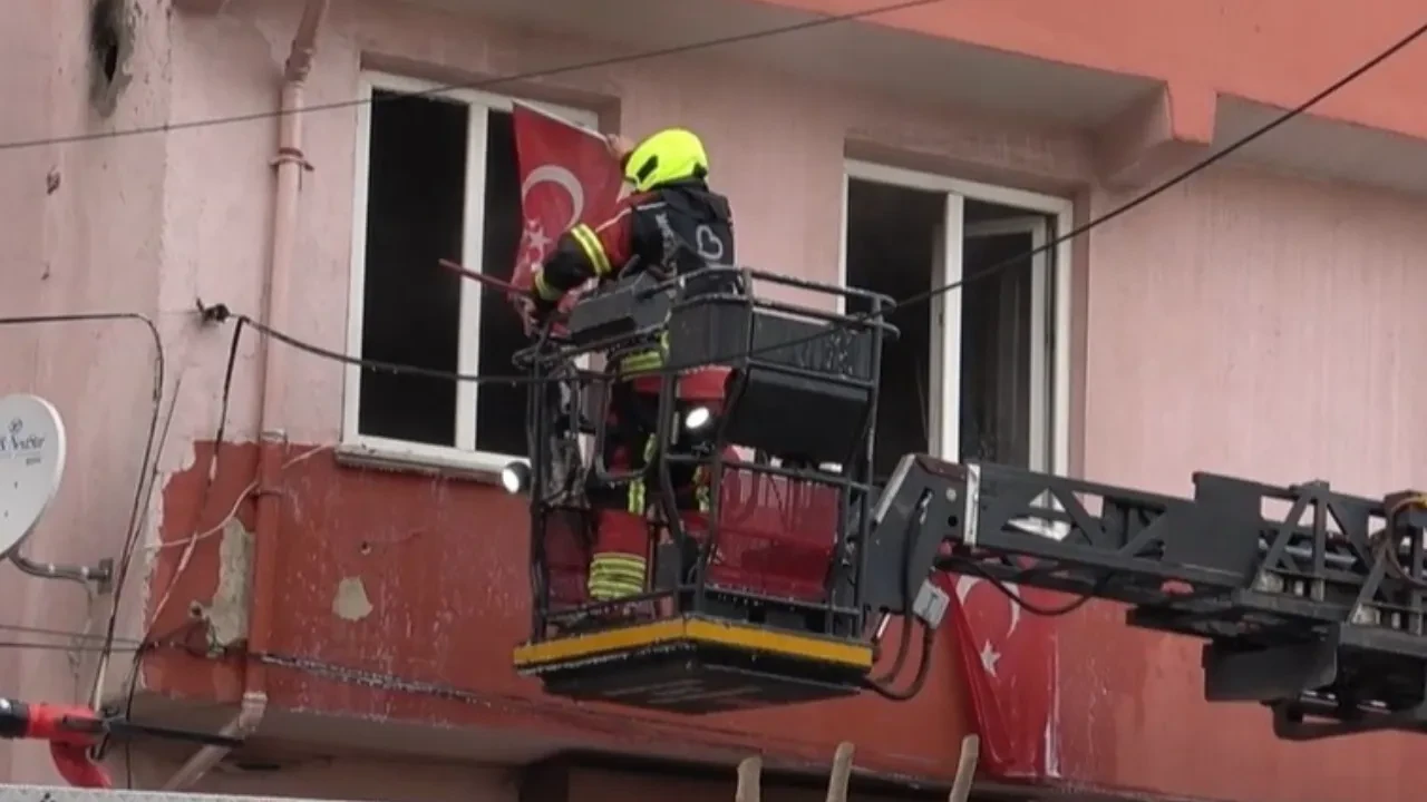 İtfaiyenin Türk bayrağı hassasiyeti takdir topladı