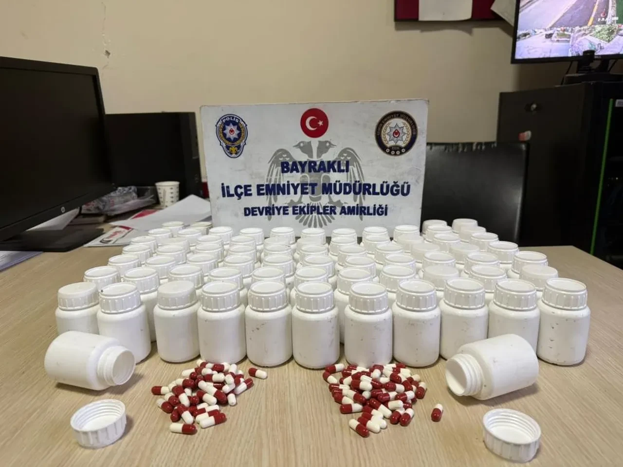 İzmir'de babasının mezarını ziyaret eden vatandaş binlerce uyuşturucu hap buldu