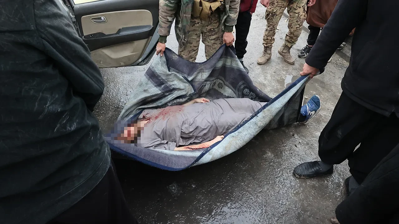 Köşeye sıkışan YPG sivilleri katletti! Keskin nişancılar Rakka'da katliam yaptı