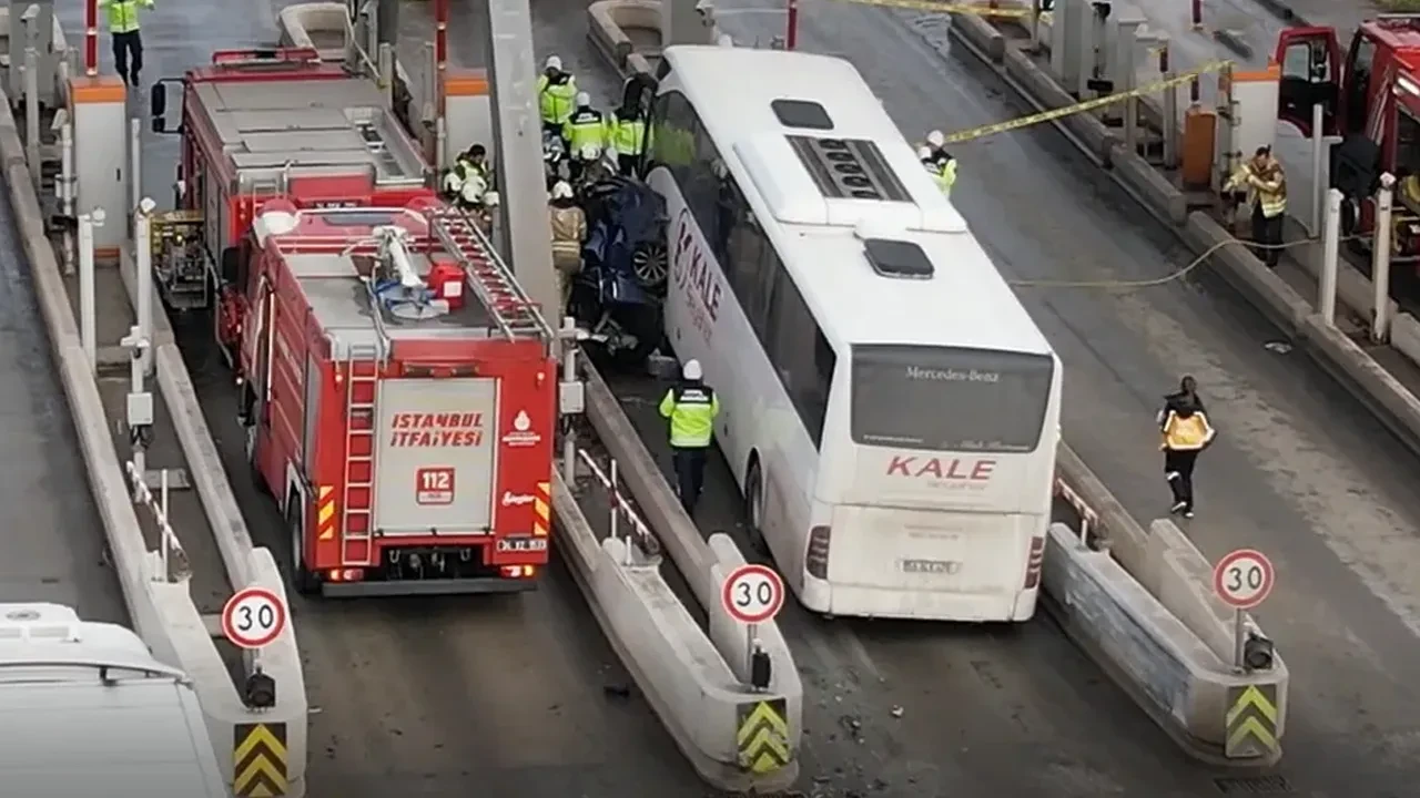 Kuzey Marmara Otoyolu gişesinde otobüs otomobile çarptı: 2 ölü, 1 yaralı