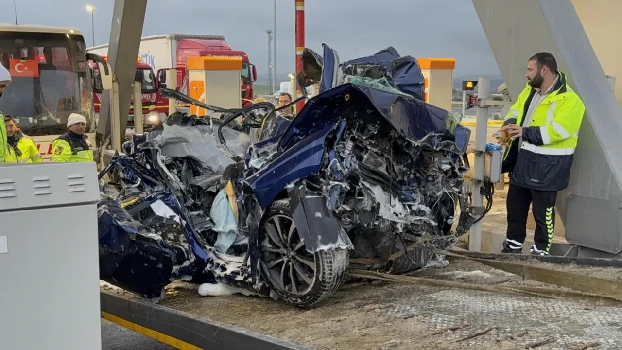 Kuzey Marmara Otoyolu gişesinde otobüs otomobile çarptı: 2 ölü, 1 yaralı