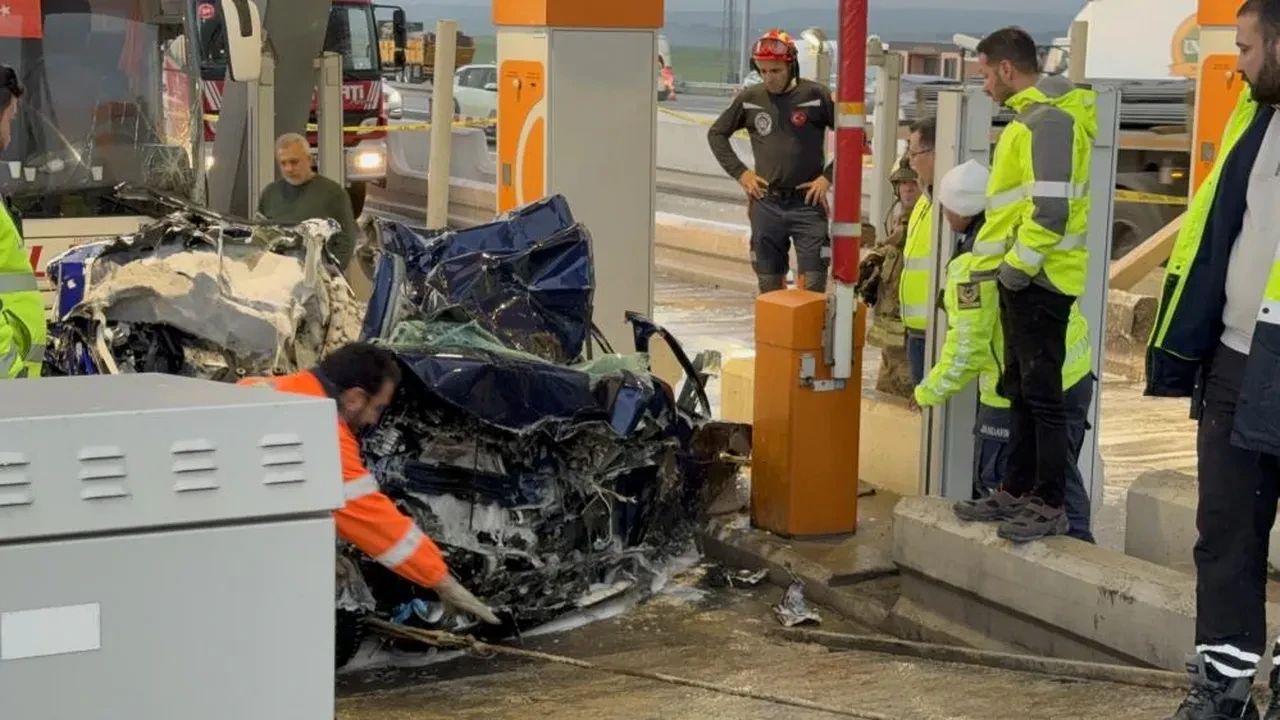 Kuzey Marmara Otoyolu gişesinde otobüs otomobile çarptı: 2 ölü, 1 yaralı