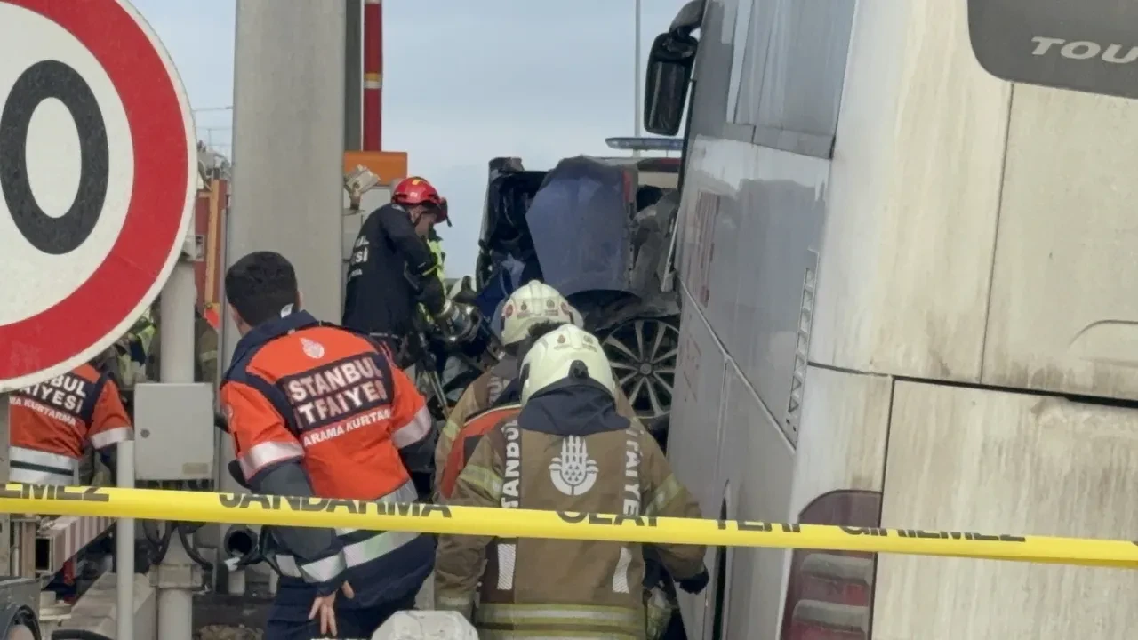 Kuzey Marmara Otoyolu'nda araç ve otobüs kazaya karıştı: Araçta sıkışanlar var