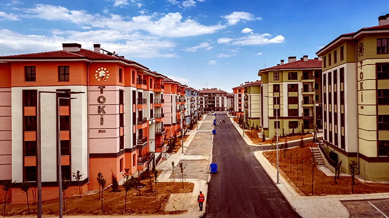 Muhalefet 'faizle satılıyor' demişti! Bakan Kurum'dan deprem konutlarıyla ilgili iddialara net cevap 