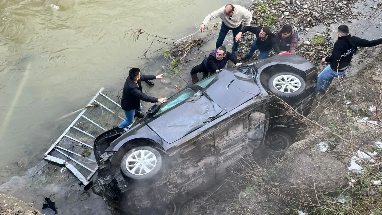 Otomobil 20 metreden dereye uçtu