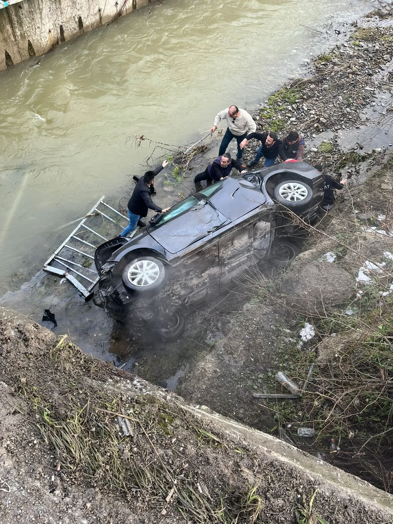 Otomobil 20 metreden dereye uçtu
