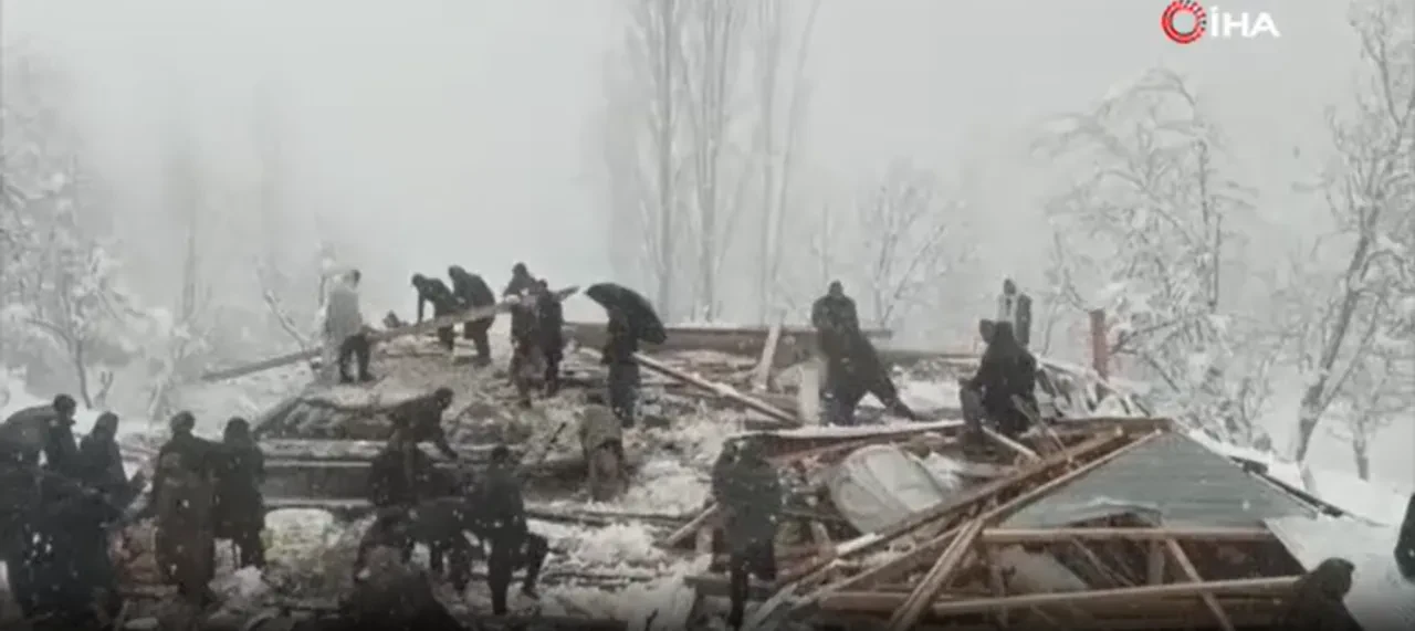 Pakistan'da şiddetli kar yağışı yüzünden 11 kişi hayatını kaybetti! Çığın yuttuğu ev bir aileye mezar oldu