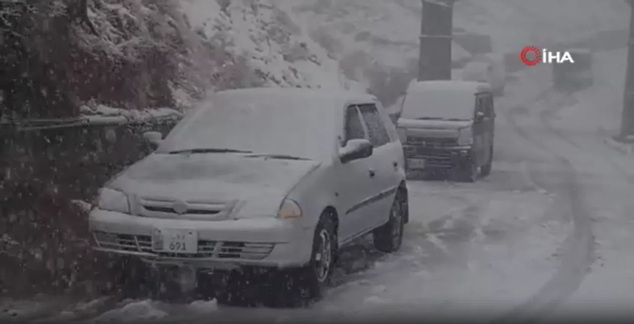 Pakistan'da şiddetli kar yağışı yüzünden 11 kişi hayatını kaybetti! Çığın yuttuğu ev bir aileye mezar oldu